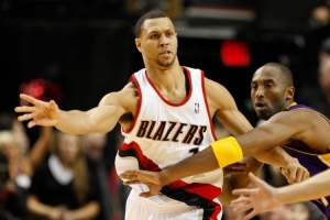 巴图姆:罗伊是小卡之前我的最强队友 当时分卫就是科韦还有他 配图