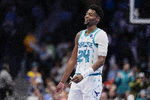 偶像在对面！布兰登·米勒外线开火 打成3+1后三分再中 配图