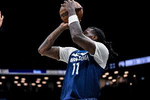 纳兹·里德进攻端梦游 芬奇：他最初投丢2个大空位 可能影响了他 配图