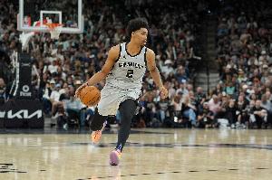 哈珀最近4场场均17.3分3.5板4.3助 投篮命中率65.1% 三分47.1% 配图