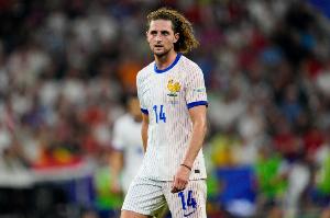 队报：拉比奥特膝盖受到撞击未参与法国队合练，杜埃则恢复合练 配图