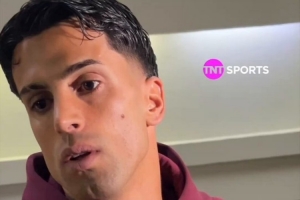 坎塞洛不满判罚:墨西哥球员一直拉拽我的球衣,但裁判没吹犯规 配图