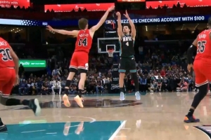 就是敢投！克莱顿命中关键领先三分球 此前三分球5中0 配图