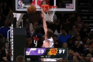 穷追猛打！杰伦·格林凌波微步躲闪防守上篮打中 两节半砍31分 配图