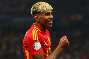 每体：拉菲尼亚受伤引发巴萨恐慌，西班牙足协承诺谨慎使用亚马尔 配图