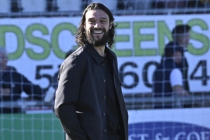 邮报：安迪·卡罗尔执教生涯迎来两连胜开局 老板KSI豪言要上英超 配图