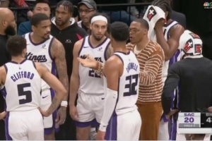 操碎了心！威少因伤缺阵 暂停期间仍然在指导和鼓励队友 配图