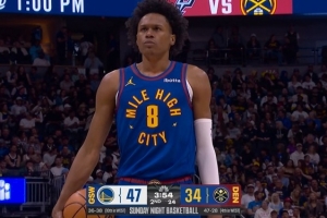 问题不大！小佩顿撞倒沃特森被吹一级恶犯 当事双方握手言和 配图