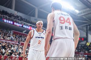 上海队记:每个人都在为赢球默默牺牲 人人都可做红花也甘做绿叶 配图