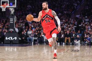 你出场球队打出进攻波!马穆凯拉什维利半场11中7砍下17分2断 配图