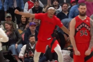 给巴恩斯乐成大猩猩了！谢德抢断反击单臂战斧 猛龙领先到53分 配图