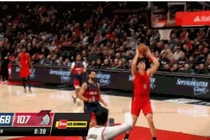 扣篮啦！杨瀚森快下反击拍马杀到篮下 接西索科长传双手暴扣！ 配图