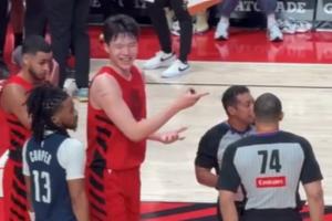 杨瀚森被裁判肯尼迪拉起后 无奈对里斯摇头摊手&全程保持笑脸 配图