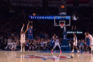 把握住机会！半场最后一攻布伦森吸引包夹 哈特空位三分压哨命中 配图