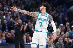 三分12中3!拉梅洛·鲍尔19中7拿19分4板出现4失误 正负值-19 配图