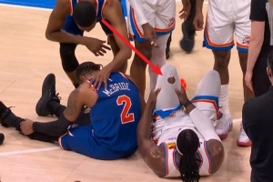 很激烈！麦克布莱德和多特拼抢球后回更衣室 多特紧身裤还破了 配图