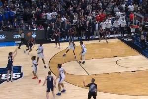 魔术师:康大19分逆转杜克 马林斯超远压哨三分绝杀让我想起库里 配图