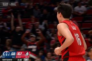 西索科好兄弟！杨瀚森飞速下快攻双手暴扣炸翻全场！ 配图