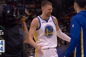 高炮台发威！波津连中2记三分 率勇士轰16-2领先10分打停掘金 配图