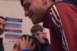 见到偶像太激动与佩德里见面时,一名小球迷当场哭崩不能自已 配图