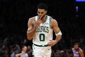 开攻!塔图姆23中12砍全场最高32分外加5板8助 三分10中5 配图