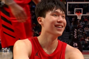 哎我这好帽呀！杨瀚森篮下大帽被吹犯规 微笑看向裁判表示不解 配图