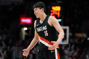 命中率略低其他都不错！杨瀚森打满最后10分45秒 5中1得6分4板1帽 配图