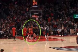 NBA生涯第一个技犯！杨瀚森被架着拖走 却要白白损失2000美元！ 配图