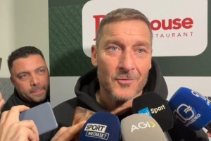 托蒂打趣:我去罗马接替迪巴拉?好,我快50岁了但还能贡献点力量 配图