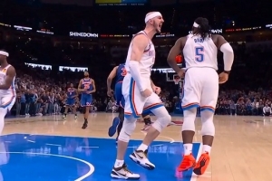 卡位大于身高！卡鲁索篮下硬刚唐斯抢板成功 激情振臂怒吼庆祝 配图