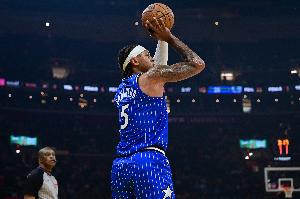 终于破荒！班凯罗顶开防守中投命中 魔术过去8分钟首次得分！ 配图