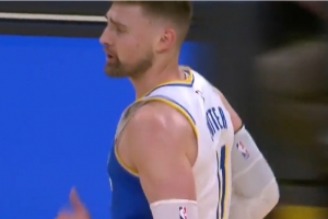 名不见经传！米卡·波特连中4记三分+虚晃单臂战斧 8分钟砍14分！ 配图