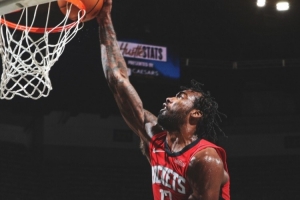 逐渐回暖！火箭官方发布赢球海报：伊森当选封面人物 配图