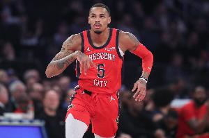 填满数据栏！德章泰·穆雷14中8得19分4板6助1断1帽 得分全队最高 配图