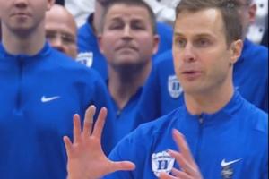 糟糕的临场导致被绝杀！名记怒批杜克主帅：他竟指挥球队推进前场 配图