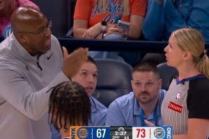 情绪很激动！迈克·布朗愤怒抱怨判罚 被吹技术犯规 配图