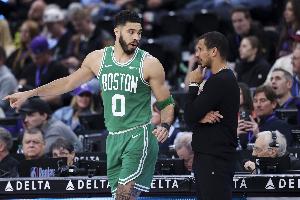 马祖拉谈塔图姆赛季新高：他在进攻端表现堪称完美 5篮板有待改进 配图