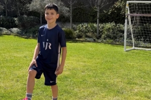 巴斯克斯晒孩子身穿维尼修斯球衣照片：感谢维尼修斯，我们爱你 配图