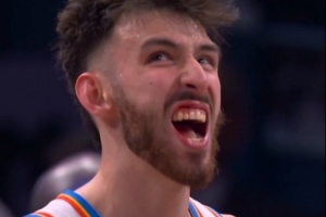 看着都疼！唐斯强攻手肘砸中切特面部 被吹一级恶意犯规 配图