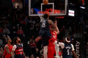 涨球了！杨瀚森挡拆下顺三步上篮被犯规 随后两罚稳稳命中！ 配图