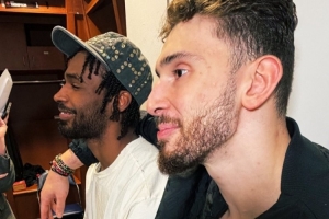 氛围不错！申京在更衣室搂着伊森接受采访 后者满脸笑容 配图