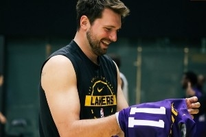 号码互换!今日训练湖人众将互换训练服 东契奇穿11 詹姆斯穿17 配图