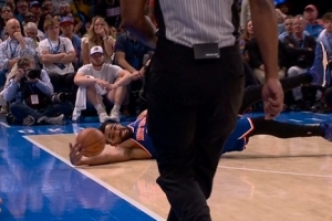 超极限！唐斯倒地奋力救球出界 尼克斯挑战成功 配图