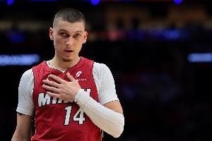 撑起球队进攻!希罗首节出战11分钟 11中7&三分6中2轰下16分 配图