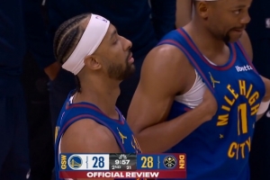 抢装备了！双方冲突中小佩顿直接扯掉纳吉头带 配图