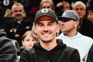 格列兹曼现场观看篮网队比赛，为同胞特拉奥雷加油助威 配图