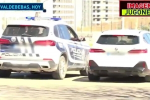 上班顺便追星！阿诺德停车签名影响交通，警方拦停他后训诫+合影 配图