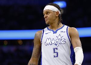 又拉到家了！班凯罗半场10中3&三分2中0 有4失误&正负值-21 配图