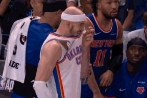 这不俩小孩么！卡鲁索想拿下哈特手中饮料后者挤到卡鲁索脸上嬉笑 配图