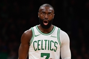 出人意料！杰伦·布朗发推庆祝：在空档年取得50胜 配图